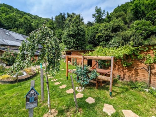 Espace Spa Jacuzzi entrée et terrasse privative, jardin privatif, grand lit double, lumineuse, bordée d'un torrent directement sur la terrasse, vue direct sur la nature, sans voisins, en Aubrac, grand lit double, chambres, hotel en Aubrac , en Aveyron, coin bureau, télétravail, tv et wifi haut débit, salle de bain douche à l'italienne refaite en 2023,  4 personnes.  Espace barbecue frigo réfrigérateur viande d' Aubrac  Chambre cocooning tranquille, vue sur la nature, et torrent d'Aubrac en Aveyron séjour chambre d'hôtes aubrac Aveyron nature 12 neige ski hotel hébergement authentique plateau aubrac randonnée éco écologique hôtels atypique, montagne campagne original logement rivière truites vaches buron laguiole nasbinals cascade du deroc transhumance original.repas pension Plateau dinatoire pour deux personnes petit déjeuner
