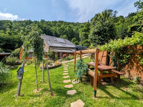 Espace Spa Jacuzzi entrée et terrasse privative, jardin privatif, grand lit double, lumineuse, bordée d'un torrent directement sur la terrasse, vue direct sur la nature, sans voisins, en Aubrac, grand lit double, chambres, hotel en Aubrac , en Aveyron, coin bureau, télétravail, tv et wifi haut débit, salle de bain douche à l'italienne refaite en 2023,  4 personnes.  Espace barbecue frigo réfrigérateur viande d' Aubrac  Chambre cocooning tranquille, vue sur la nature, et torrent d'Aubrac en Aveyron séjour chambre d'hôtes aubrac Aveyron nature 12 neige ski hotel hébergement authentique plateau aubrac randonnée éco écologique hôtels atypique, montagne campagne original logement rivière truites vaches buron laguiole nasbinals cascade du deroc transhumance original.repas pension Plateau dinatoire pour deux personnes petit déjeuner