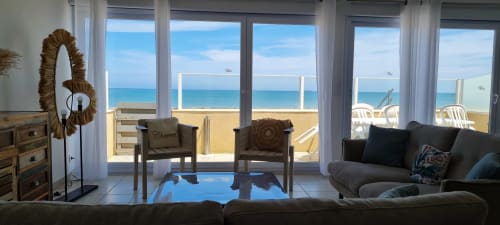 Bright sea view lounge at Relais des Îles in Saint-Marcouf with coastal furnishings and terrace access