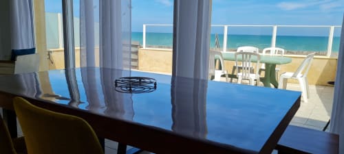 Salle à manger de cottage face mer au Relais des Îles avec vue sur la mer et accès à la terrasse, Saint-Marcouf