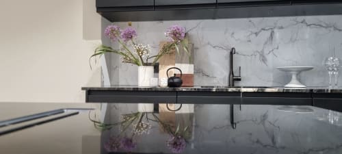 Moderne keukenplank in Maison Lùisa op Moulin Renaudiots, Autun, met marmeren achterwand, paarse bloemen en minimalistische stijl