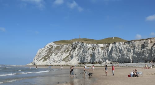 Falaises de craie blanche et plage de sable à Étretat, France près du Domaine De La Ronville