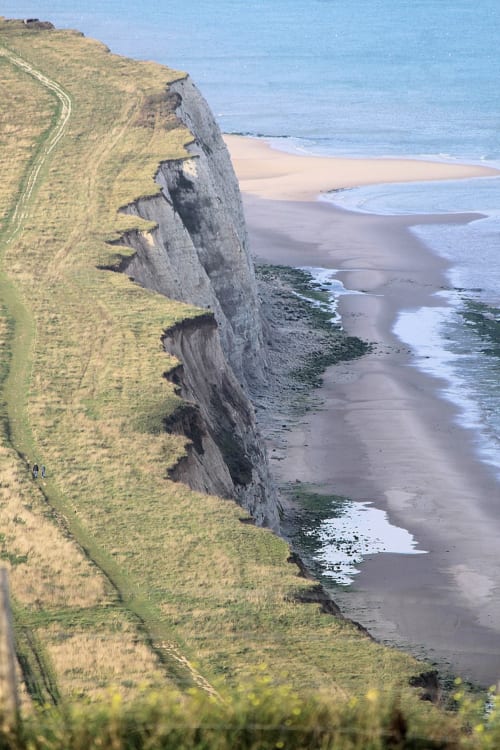 Les spectaculaires falaises de craie rencontrent la plage de sable près du Domaine de La Ronville, dans la campagne côtière française
