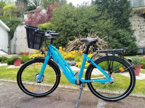Vélo électrique bleu avec panier au gîte Le Prieuré Du Preux à Sépeaux Saint Romain