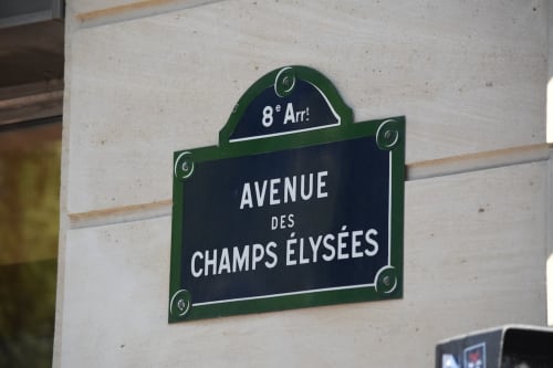 Les Champs Elysées est une avenue emblématique de Paris, réputée pour sa beauté, ses boutiques de luxe, ses restaurants et sa riche histoire culturelle. Une destination incontournable pour les visiteurs qui souhaitent découvrir le charme et l'élégance de la capitale française. Les paris normands est un site internet (www.lesparisnormands.com) de location saisonnière à la nuit ou à la semaine d'appartements à Paris et à Villers-sur-mer, en Normandie près de Deauville, sans frais de plateforme Airbnb ou booking. Le duplex de la reine est un grand appartement en duplex pour 8 personnes situé à la limite de Paris, près de Roland Garros, et à 15mn de la Tour Eiffel et des Champs Elysées. 
Le bon pressoir et la terrasse Louvard sont 2 appartements proche de la plage de Villers-sur-mer en Normandie, près de Deauville.

