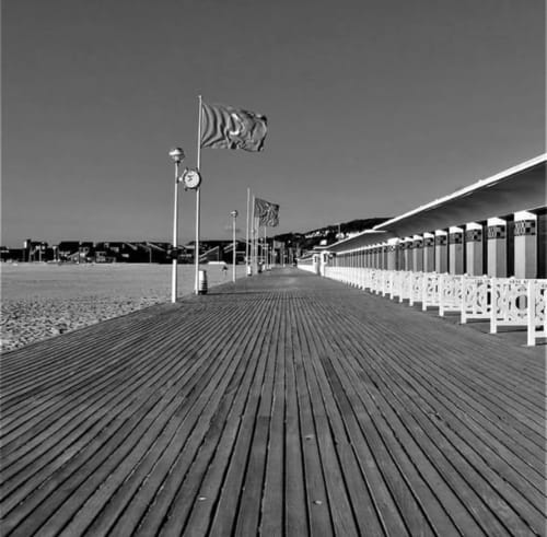 Les Planches de Deauville
est une promenade en bois emblématique qui longe la plage de Deauville, à 5 kms de Villers. Elles offrent une vue magnifique sur la mer, la plage et l'architecture environnante. C'est un lieu prisé des habitants et des visiteurs qui souhaitent profiter de l'élégance et du charme de cette célèbre station balnéaire normande.Les paris normands est un site internet (www.lesparisnormands.com) de location saisonnière à la nuit ou à la semaine d'appartements à Villers-sur-mer, en Normandie près de Deauville,  mais aussi à Paris, sans frais de plateforme Airbnb ou booking. 
Le bon pressoir et la terrasse Louvard sont 2 appartements proche de la plage de Villers-sur-mer en Normandie, près de Deauville.
Sur Paris, Le duplex de la reine est un grand appartement en duplex pour 8 personnes situé à la limite de Paris, près de Roland Garros, et à 15mn de la Tour Eiffel et des Champs Elysées. 



