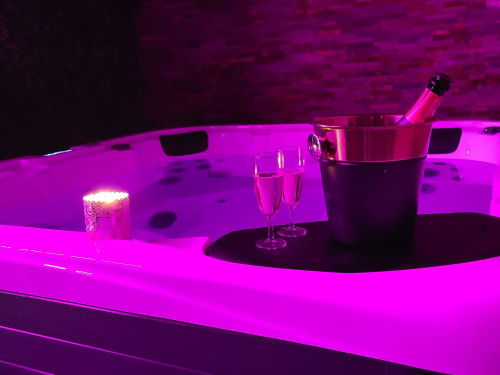 Combourg Les Etonnants Romantiques - séjour romantique sensuel - proche Mont St Michel - intimité - Proche Dinan gîte - Sauna table de massage - gîte love room jacuzzi 