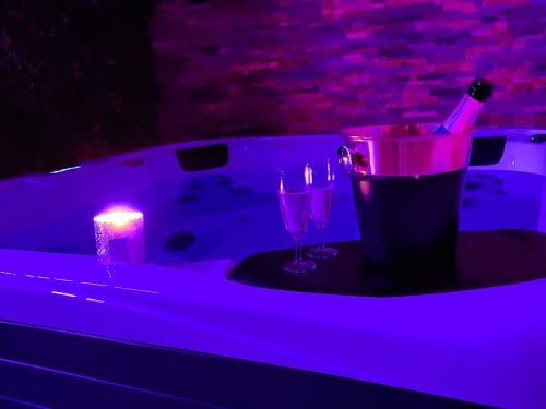 Combourg Les Etonnants Romantiques - séjour romantique sensuel - proche Mont St Michel - intimité - Proche Dinan gîte - Sauna table de massage - gîte love room jacuzzi 