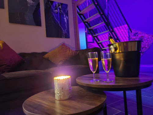 Combourg Les Etonnants Romantiques - séjour romantique sensuel - proche Mont St Michel - intimité - Proche Dinan gîte - Sauna table de massage - gîte love room jacuzzi 