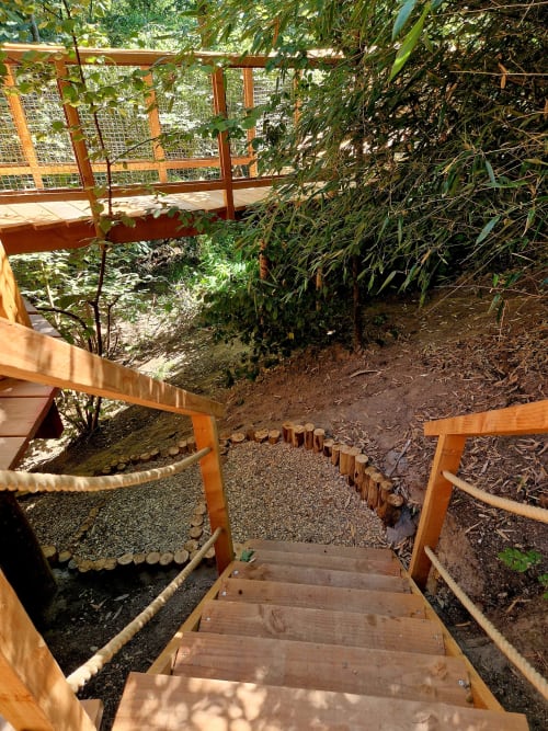 L'escalier d'accès à la zone feu de camp privative.
