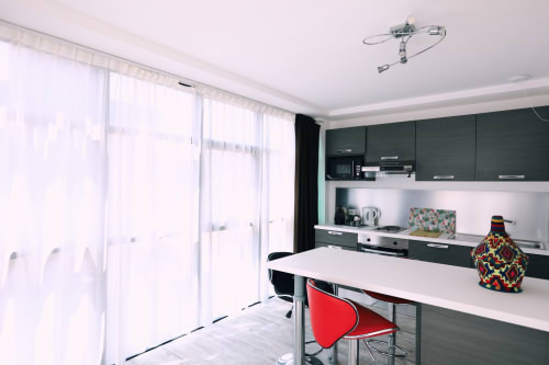 Notre Chambre Double Supérieure dispose d'une cuisine entièrement équipée pour votre confort. Elle comprend une machine Nespresso, une bouilloire, un réfrigérateur, un micro-ondes et des ustensiles de cuisine essentiels, vous permettant de préparer vos repas et de savourer vos boissons à votre convenance.

Cette cuisine bien aménagée enrichit votre séjour, offrant la flexibilité de cuisiner et de profiter des commodités de la maison pendant votre visite.