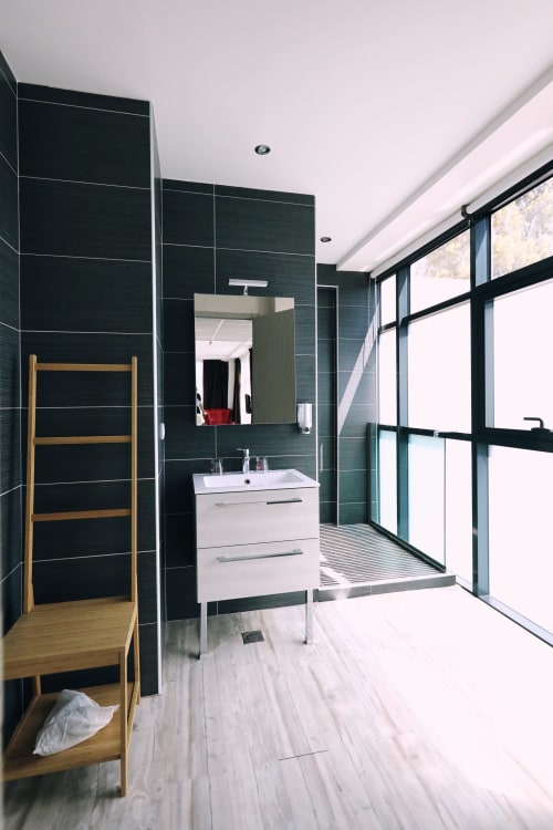 
La salle de bain de notre Chambre Double Supérieure est conçue pour offrir un confort optimal. Elle dispose d'une spacieuse douche à l'italienne, idéale pour une expérience de bain agréable. Un sèche-cheveux est également mis à votre disposition pour votre commodité. Cette salle de bain moderne et bien équipée est parfaite pour un séjour agréable et relaxant.