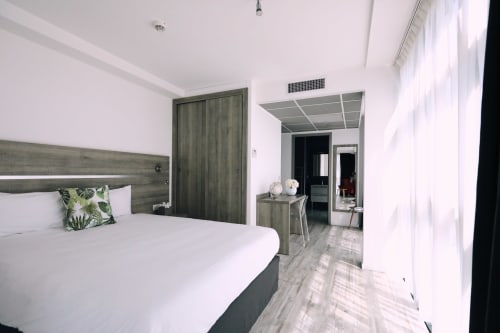 La Chambre Double Supérieure de l'Appart'Hôtel La Girafe est un loft spacieux de 40 m², idéalement conçu pour 3 à 4 personnes. Elle dispose d'un lit Queen size (160 cm), d'une télévision à écran plat, d'un bureau de travail et d'une cuisine équipée avec machine Nespresso, bouilloire et table haute pour les repas. La salle de bain comprend une douche à l'italienne et un sèche-cheveux. Des placards de rangement avec coffre-fort intégré, la climatisation réversible et un accès Wi-Fi gratuit sont également disponibles. La chambre est non-fumeur. Pour 3 personnes, un lit supplémentaire est disponible moyennant 15 € par nuit, et pour 4 personnes, un second lit supplémentaire est proposé au même tarif.