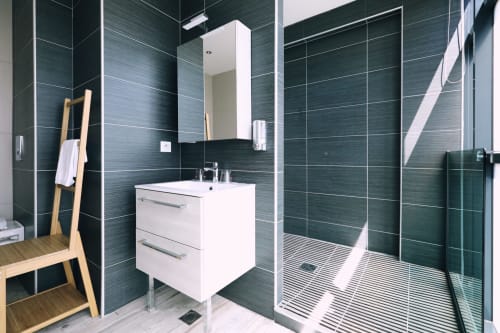 La salle de bain de notre Chambre Double Supérieure est conçue pour offrir un confort optimal. Elle dispose d'une spacieuse douche à l'italienne, idéale pour une expérience de bain agréable. Un sèche-cheveux est également mis à votre disposition pour votre commodité. Cette salle de bain moderne et bien équipée est parfaite pour un séjour agréable et relaxant.