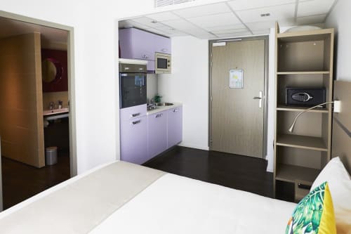Très belle chambre double lumineuse de 20 m2 avec espace cuisine équipée, d'une salle de bain et d'un balcon. Idéalement situé entre Marseille et Aubagne