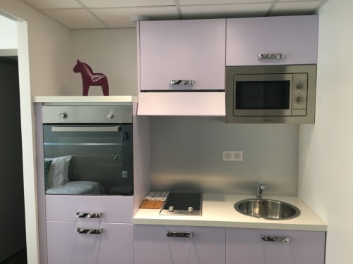 Chambre double avec balcon. Cuisine équipée et fonctionnelle. Parfait pour un séjour en couple ou professionnel