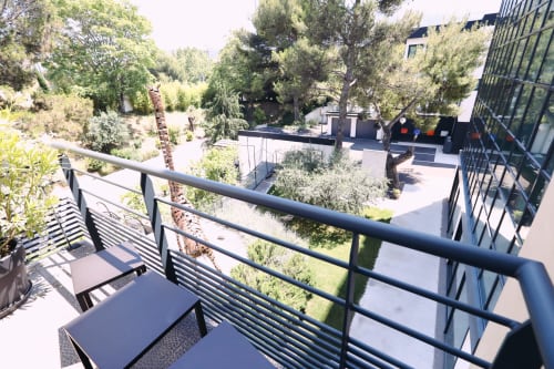 Venez découvrir nos chambres doubles avec balcon. Idéal pour un séjour en couple ou professionnel. 
Des chambres adaptées à vos besoins, avec climatisation, literie haute qualité et parking gratuit. 
Situé entre Marseille et Aubagne, à 10 minutes de Cassis.