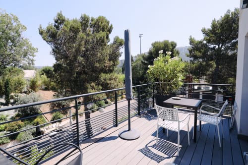 Découvrez nos chambres double avec balcon et terrasse confortables à La Penne-sur-Huveaune, idéales pour un séjour professionnel ou une escapade relaxante dans un cadre chaleureux. Des chambres adaptées à vos besoins, avec climatisation, literie haute qualité et parking gratuit. 
Situé entre Marseille et Aubagne, à 10 minutes de Cassis.
