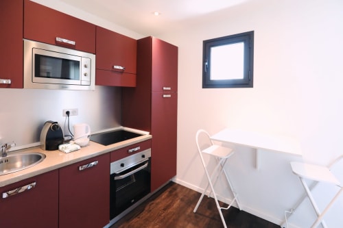 Profitez de la cuisine toute équipée de la chambre double avec balcon et terrasse.