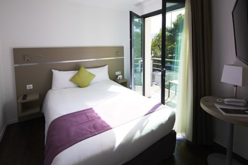 Chambre avec lit double confortable disposant d'un balcon et d'une terrasse. Espace cuisine et salle de bain. Espace de travail fonctionnel. Idéalement situé entre Marseille et Aubagne.