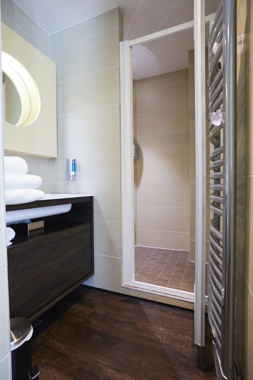Salle de bain fonctionnelle de nos chambres double balcon et terrasse. Douche à l'Italienne
