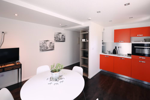 Pièce de vie de notre loft avec grande terrasse composée d'une cuisine fonctionnelle et d'un espace salle à manger et détente. Idéal pour un séjour en couple ou en famille.