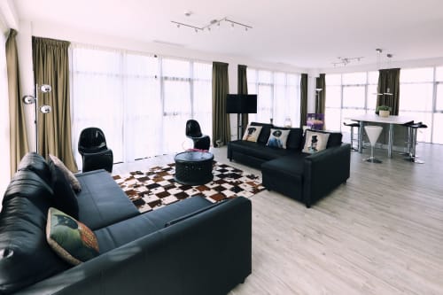 Offrez vous un moment d’exception dans notre suite. Pouvant accueillir jusqu’à 4 personnes. 
Idéale pour un séjour en couple ou en famille. 
Des chambres adaptées à vos besoins, avec climatisation, literie haute qualité et parking gratuit. 
Situé entre Marseille et Aubagne, à 10 minutes de Cassis.