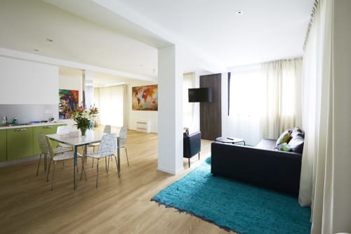 Offrez vous un moment d’exception dans notre suite prestige. Pouvant accueillir jusqu’à 6 personnes. 
Idéale pour un séjour en couple ou en famille. 
Des chambres adaptées à vos besoins, avec climatisation, literie haute qualité et parking gratuit. 
Situé entre Marseille et Aubagne, à 10 minutes de Cassis.