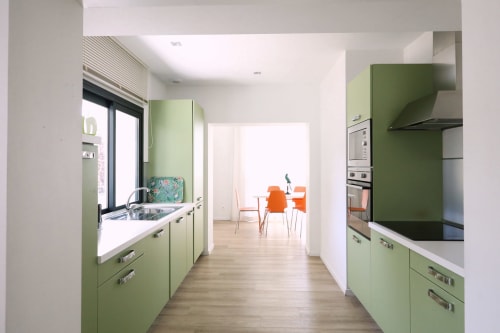 Offrez vous un moment d’exception dans notre suite exécutive. Pouvant accueillir jusqu’à 7 personnes. 
Idéale pour un séjour en couple ou en famille. 
Des chambres adaptées à vos besoins, avec climatisation, literie haute qualité et parking gratuit. 
Situé entre Marseille et Aubagne, à 10 minutes de Cassis.