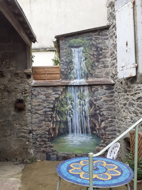 Fresque murale de la cour du refuge des Alpes mancelles avec cascade d'art au-dessus de la piscine, Fresnay-sur-Sarthe