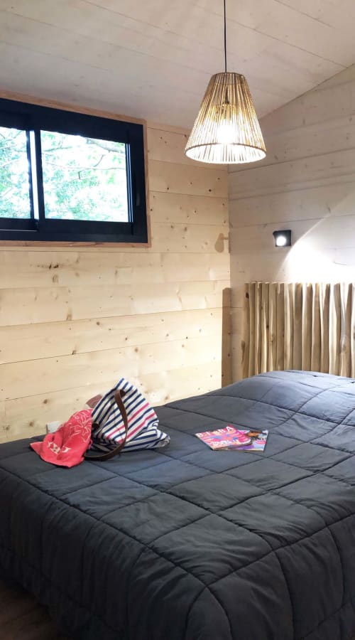 Deux chambres à lits doubles de 140 cm sont situées à l'étage supérieur pour des séjours en famille ou entre amis