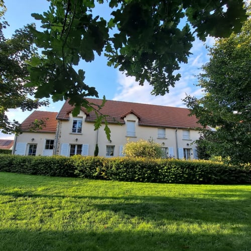 La Croix De La Jarrie, villa elegante color crema con tejado de barro y jardines impecables en Châtres