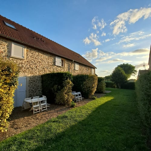 Cottage en pierre avec patio de jardin au gîte La Croix De La Jarrie à Châtres, France