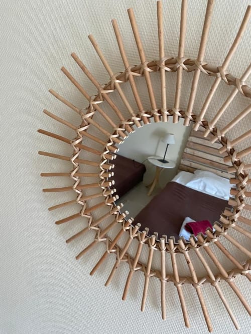 Dekorativer geflochtener Sonnenspiegel, der das Schlafzimmer des Gästehauses La Croix De La Jarrie in Châtres, Frankreich widerspiegelt