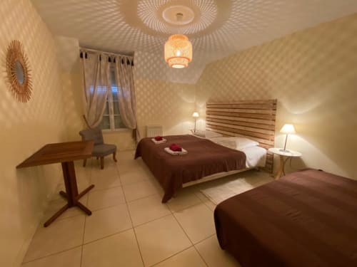 Geräumiges Duplexschlafzimmer in La Croix De La Jarrie mit Doppelbetten, Holzkopfteil, Pendelleuchten und Gartenblick