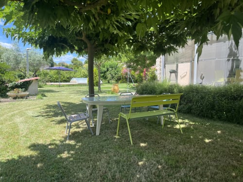 Garden dining area at La Conciergerie De Franck villa in Boissières with shaded table seating