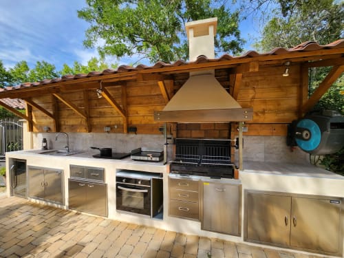 Außenküche mit Edelstahlgeräten und Grill im Domaine à l'Aise B&B in Saint-Pargoire