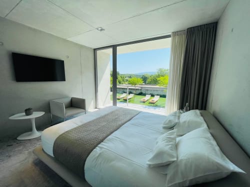 Modernes Hotelzimmer im Le Pavillon M in Grignan mit Poolblick, Flachbildfernseher und Terrassenzugang