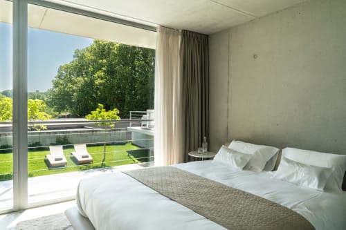 Luxuriöses Schlafzimmer im Le Pavillon M in Grignan mit Poolblick, modernem Mobiliar und Panoramaterrasse mit Blick auf die Gärten.
