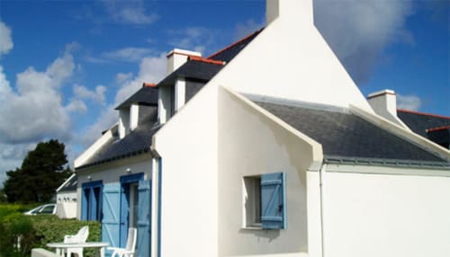 Charmante maison blanche aux portes bleues à Loc'Maria, Belle Île en Mer, avec vue sur mer et style breton traditionnel