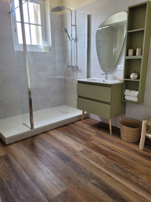 Modern bathroom in Studio Deluxe Muscadelle at Pavillon Des Millesimes, Lussac, with walk-in shower, olive vanity and heated