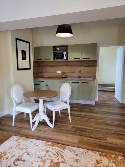 Studio Deluxe Muscadelle at Pavillon Des Millesimes SPA in Lussac with dining table, kitchen, and wood floors