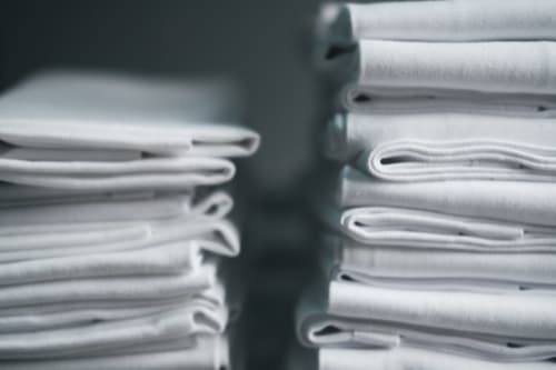 Linges et serviettes blancs empilés au Camping La Lézardière à La Valette du Var
