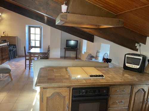 Le gîte de Babeth - Cuisine ouverte sur salon séjour, accès à terrasse