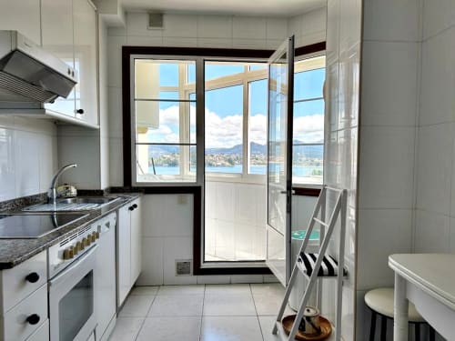 Cocina moderna con vistas al mar en apartamento de Baiona, terraza con vistas a la bahía y las montañas