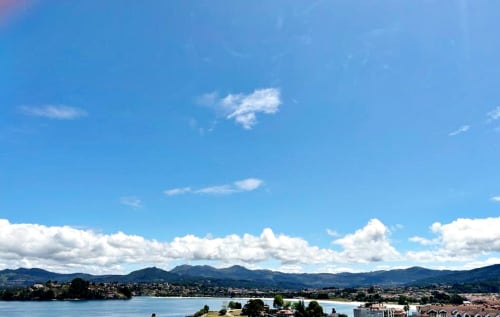 Bahía azul con montañas, apartamento en Baiona con vistas al mar y terraza frente al agua con vistas al paisaje costero