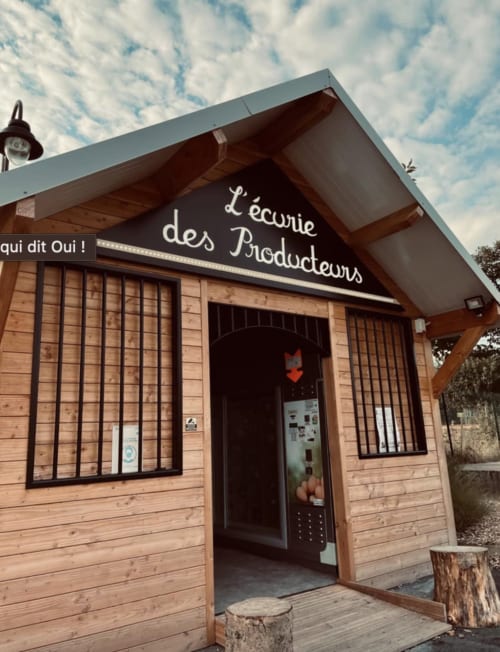 L'écurie des Producteurs, wooden farm shop in Vernon, Saint Marcel  near Giverny, with storefront and signage