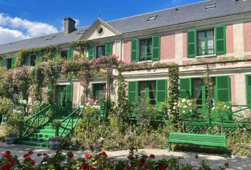 Charmant manoir rose et crème aux volets verts, roses grimpantes et mobilier de jardin à La Roche Guyon, Giverny.