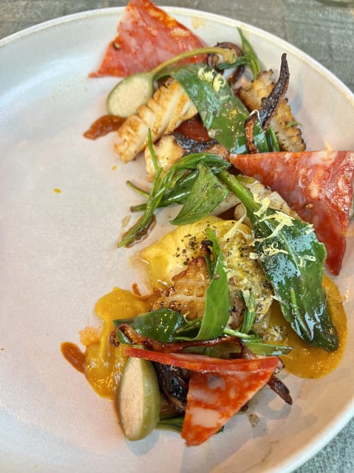 Gastronomisch gerecht met gerookt vlees, verse groenten en kruiden bij Provence Km28 in Gordes