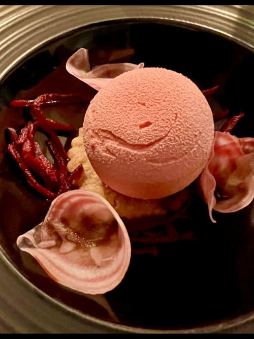 Roze varkantsvormige ijscrèmeschaal met smiley-gezicht in bed and breakfast Provence Km28 in Gordes, Frankrijk